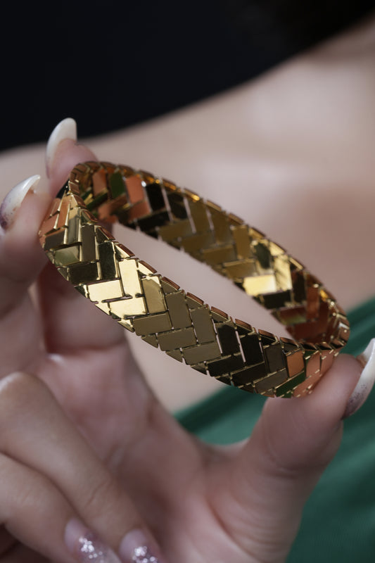 Lustrous Kada 