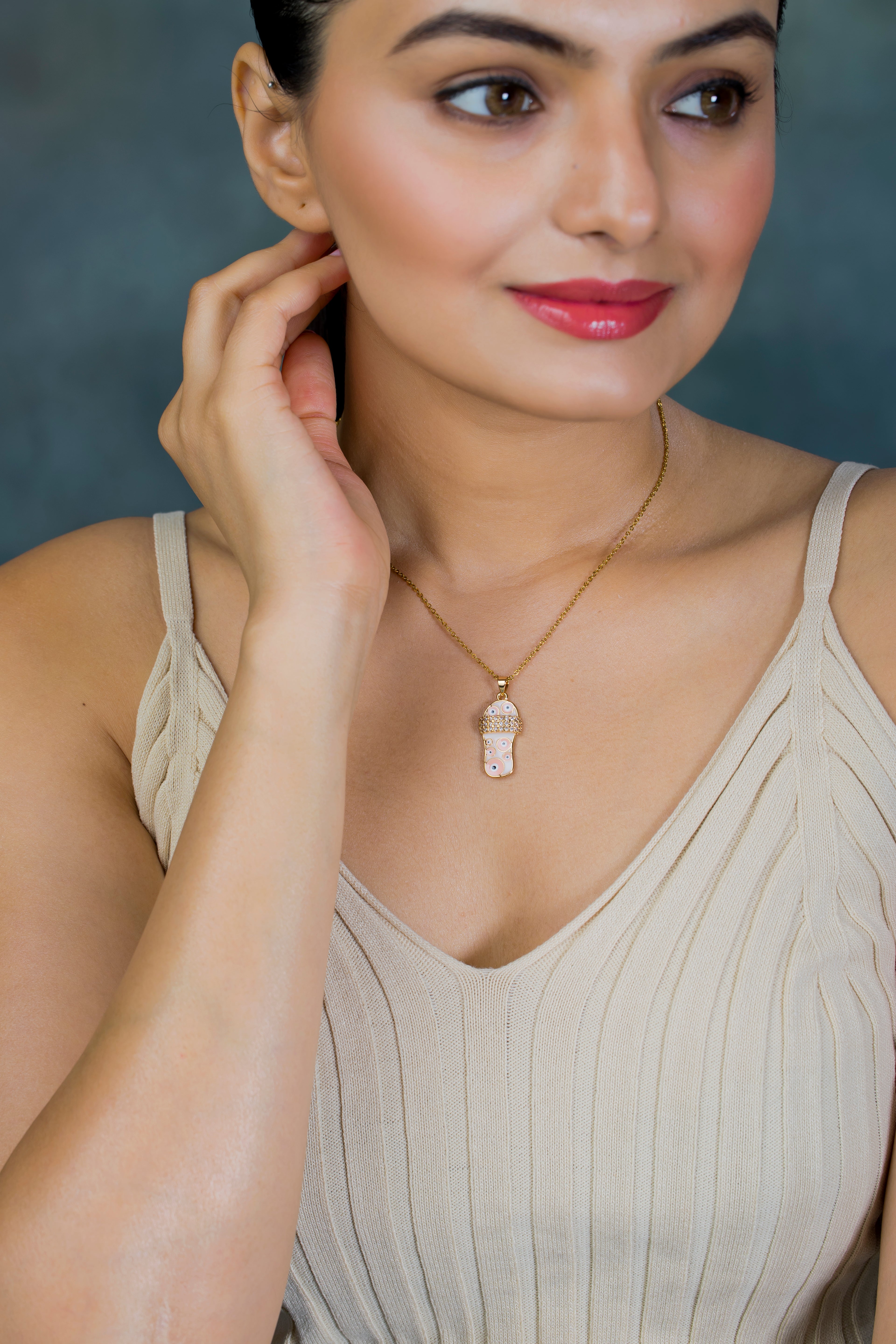 Sandalen Chain Pendant Necklace