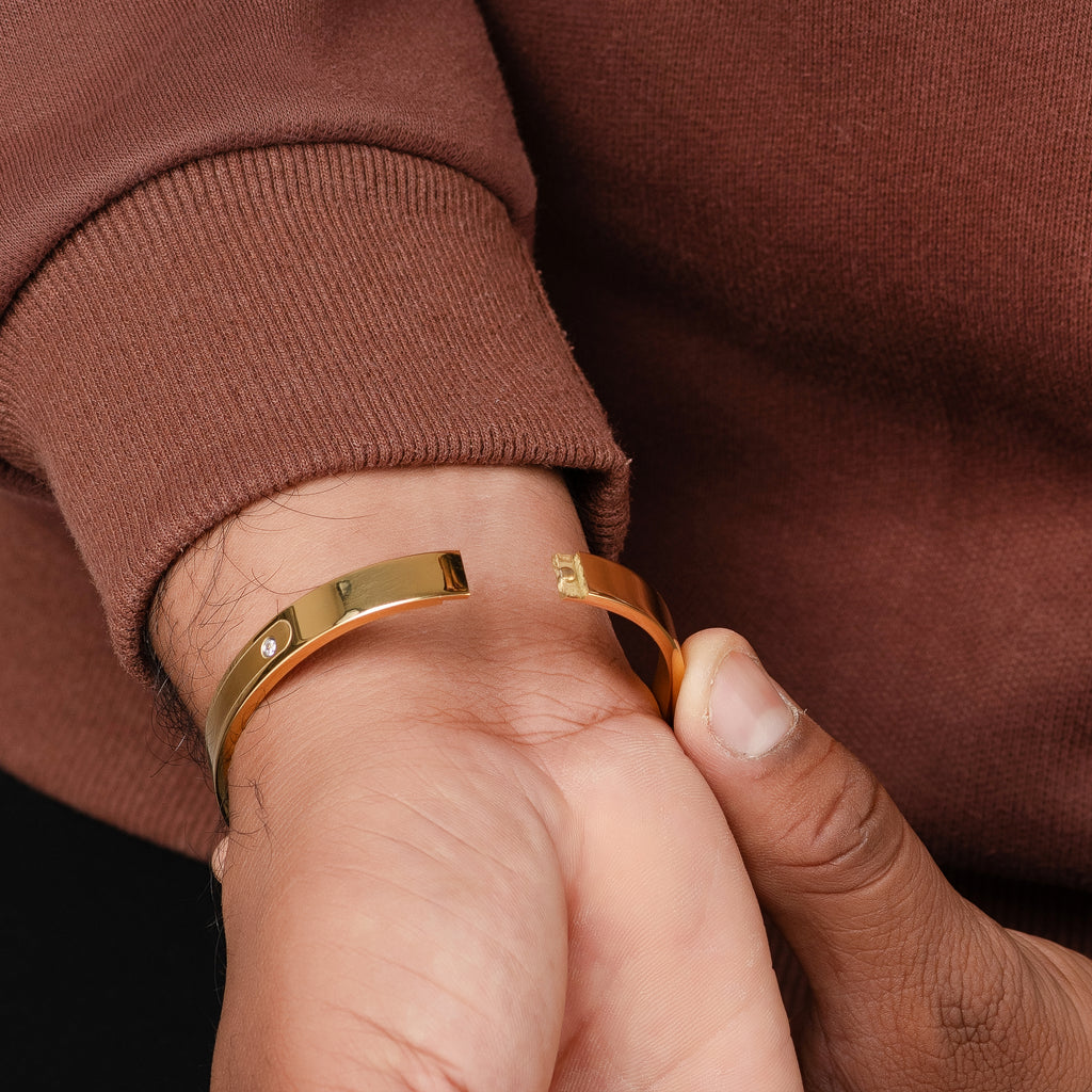 Solitaire Gold Men's Kada Bracelet